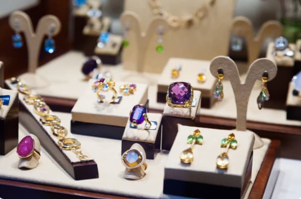 What is the Difference Between Vintage and Antique Jewellery?